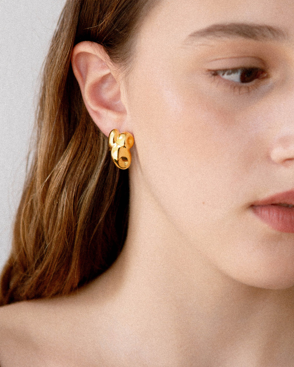 barcelona studs, blob studs, gold vermeil, 18k gold vermeil, jewellery, minimal jewellery, sculptural jewellery, model, close up, front view, egg shaped, dented