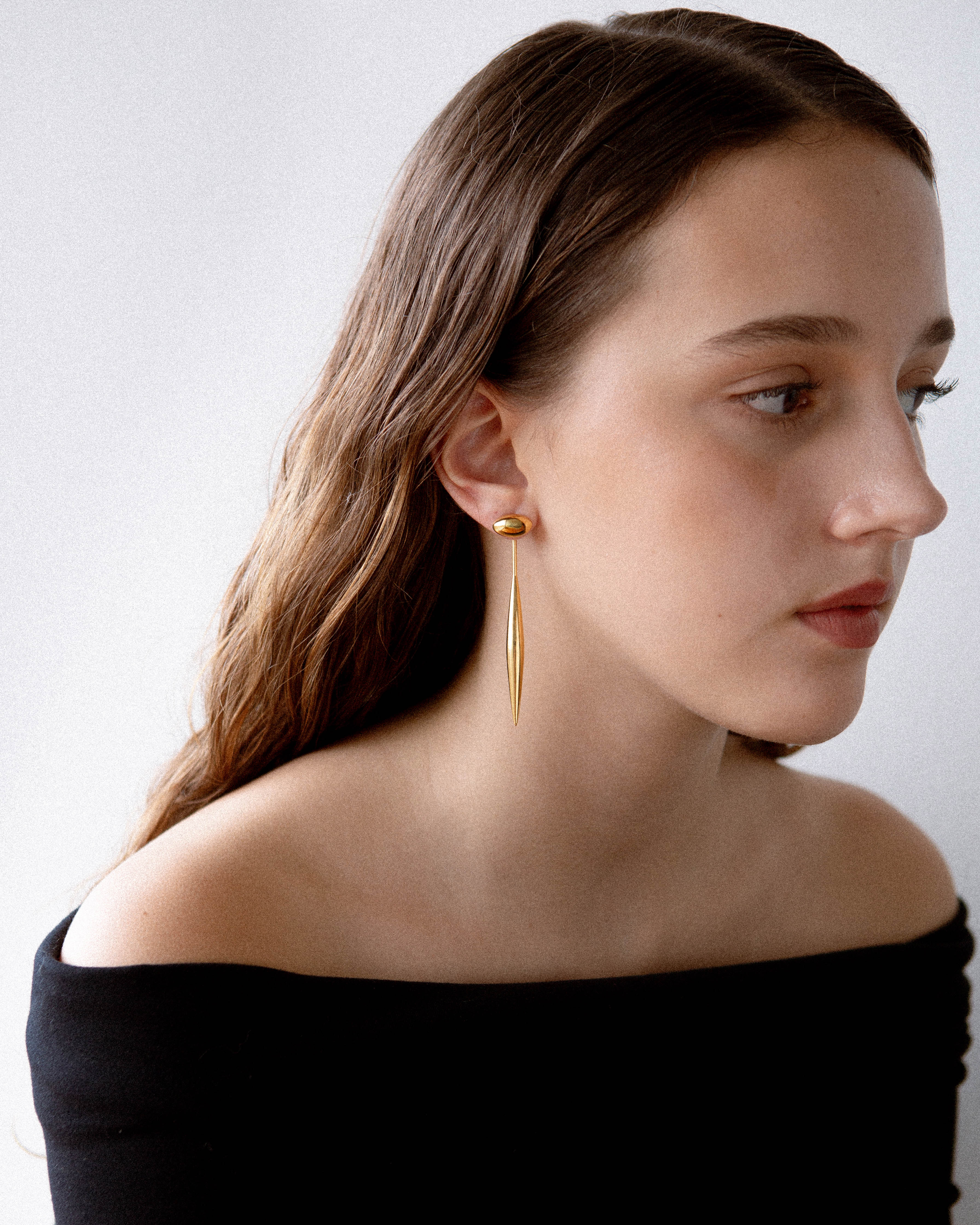 teardrop earring, dangle earring, frontal view, model, jewellery, product shot, sculptural jewellery, gold vermeil, 18k gold vermeil, detachable set
