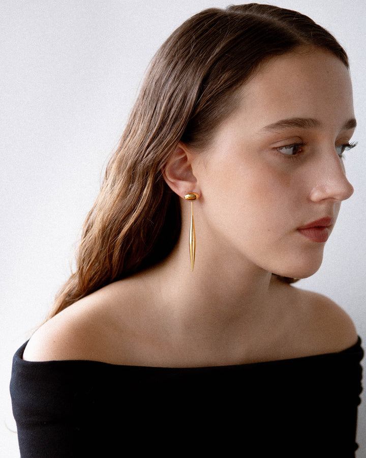 teardrop earring, dangle earring, frontal view, model, jewellery, product shot, sculptural jewellery, gold vermeil, 18k gold vermeil, detachable set