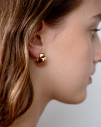 egg huggie, huggies, gold vermeil, 18k gold vermeil, jewellery, model